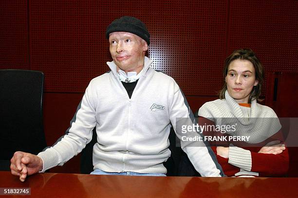 Thierry Thomere, vigile d'un hypermarche de la banlieue nantaise age de 35 ans, attend en compagnie de son epouse, le 07 decembre 2004 au palais de...