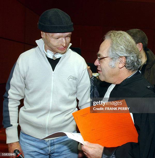 Thierry Thomere , vigile d'un hypermarche de la banlieue nantaise age de 35 ans, attend en compagnie d'un de ses avocats, Me Victor Nakache, le 07...