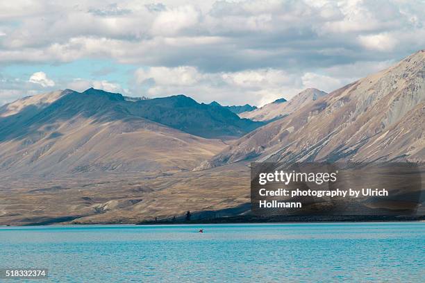 red kayak on lake tekapo, south island, new zealand - neuseeland stock pictures, royalty-free photos & images