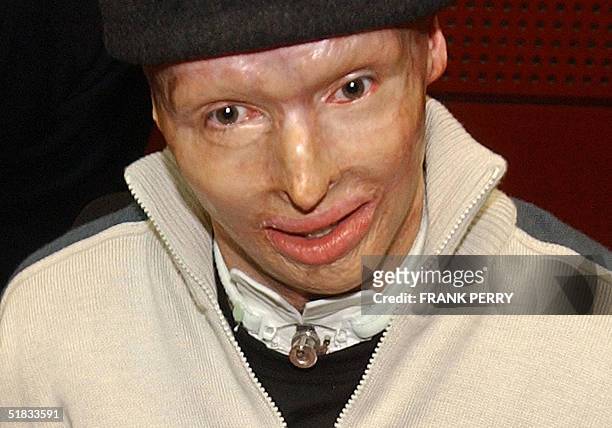 Thierry Thomere, vigile d'un hypermarche de la banlieue nantaise age de 35 ans, repond aux questions des journalistes, le 07 decembre 2004 au palais...