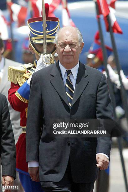 El presidente chileno Ricardo Lagos llega al aeropuerto internacional de Cusco el 07 de diciembre de 2004 para asistir a la III Reunion de...