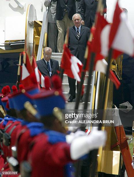 El presidente chileno Ricardo Lagos llega al aeropuerto internacional de Cusco el 07 de diciembre de 2004 para asistir a la III Reunion de...
