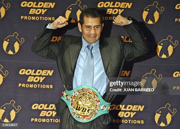 El boxeador mexicano Marcos Antonio Barrera posa para los fotografos en Ciudad de Mexico el 07 de Diciembre de 2004, despues de recibir el cinturon...