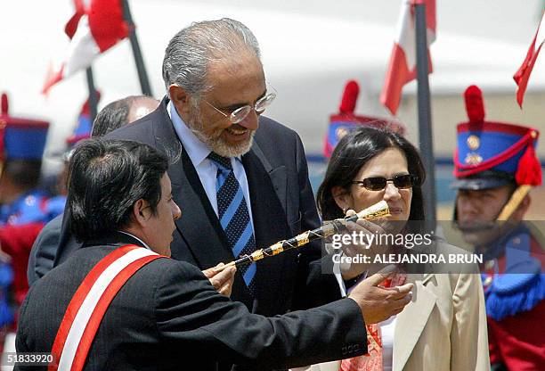 El presidente boliviano Carlos Mesa recibe un regalo del presidente de la region Cusco, Carlos Cuaresma , a su llegada al aeropuerto internacional de...