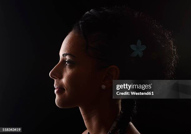 profile of smiling young woman in front of black background - profilo vista laterale foto e immagini stock