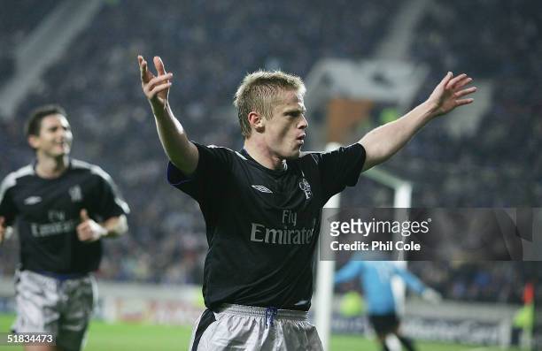 Damien Duff of Chelsea scores during the Champions League Group H match between FC Porto and Chelsea at the Estadio Do Dragao on December 7, 2004 in...