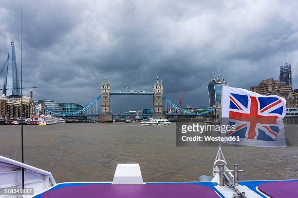 england, london, southwark, view to the tower bridge with blowing union jack in the foreground - ride london stockfoto's en -beelden