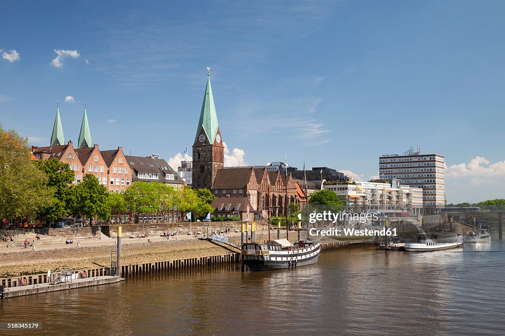 Germany, Bremen, view to boardwalk Schlachte, Saint Martin's Church and Martini landing pier