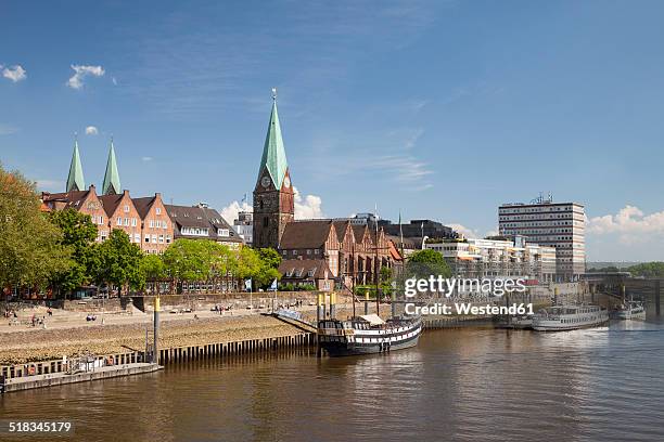 germany, bremen, view to boardwalk schlachte, saint martin's church and martini landing pier - bremen - fotografias e filmes do acervo