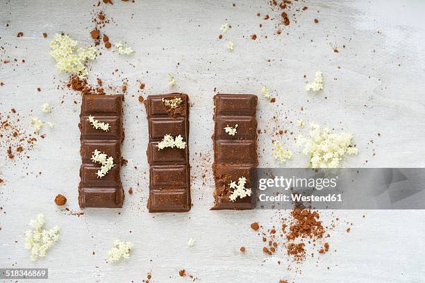 homemade vegan chocolate with elderberry syrup and elderflowers - chocolate powder stockfoto's en -beelden