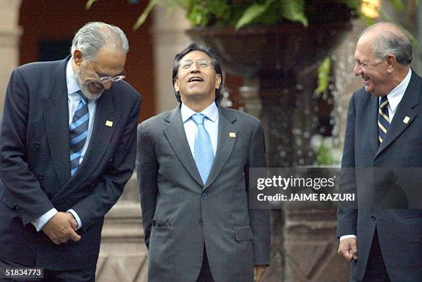 El presidente peruano Alejandro Toledo rie al lado de los presidentes de Chile Ricardo Lagos y de Bolivia, Carlos Mesa en un alto para la foto de...