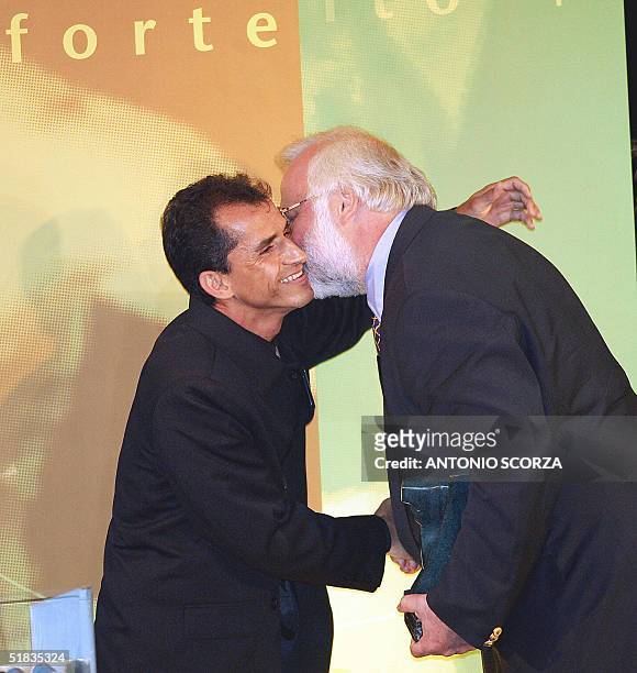 Greek national Polyvios Kossivas kisses Brazilian marathon runner Vanderlei Cordeiro de Lima 07 December, 2004 in Rio de Janeiro, Brazil, during a...