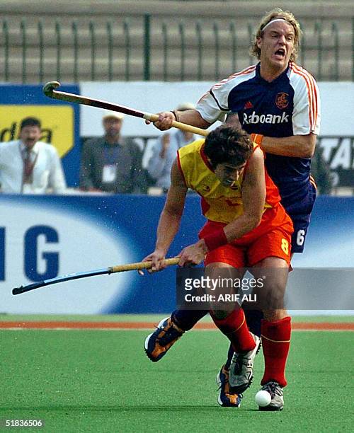 Dutch field hockey player Evers Floris and Spanish player Alex Fabregas fight for the ball during the six-nation Champions Trophy Tournament match...