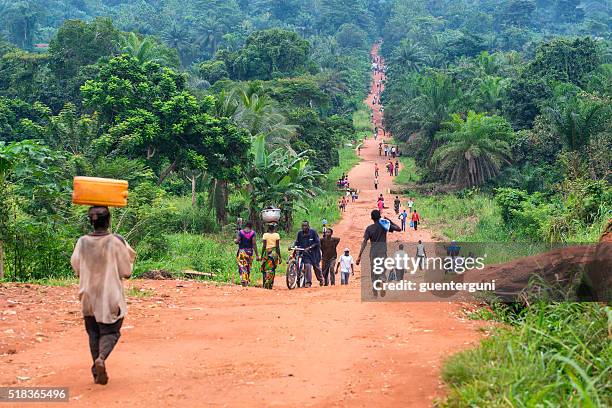 rural road with a lot of pedestrians, dr congo - democratische republiek congo stockfoto's en -beelden