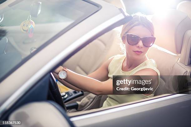 attraktive frau reisen - junge frau allein stock-fotos und bilder