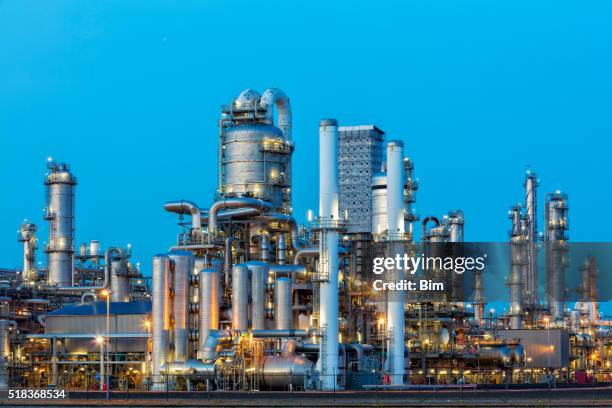 petrochemical plant illuminated at dusk - petrokemisk fabrik bildbanksfoton och bilder