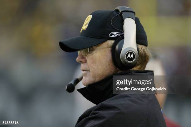 Head coach Joe Gibbs of the Washington Redskins during a game against the Pittsburgh Steelers at Heinz Field on November 28, 2004 in Pittsburgh,...