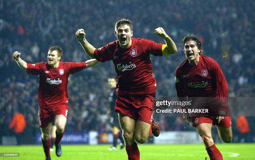 Liverpool's Steven Gerard (c) flanked by