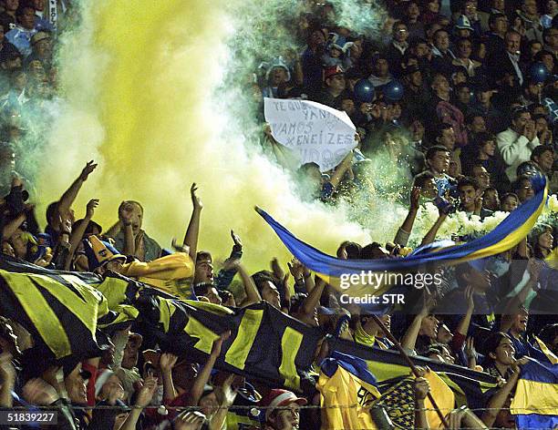 Hinchas de Boca Juniors de Argentina alientan a su equipo durante el partido por la primer final de Copa Sudamericana de futbol, jugado ante el...