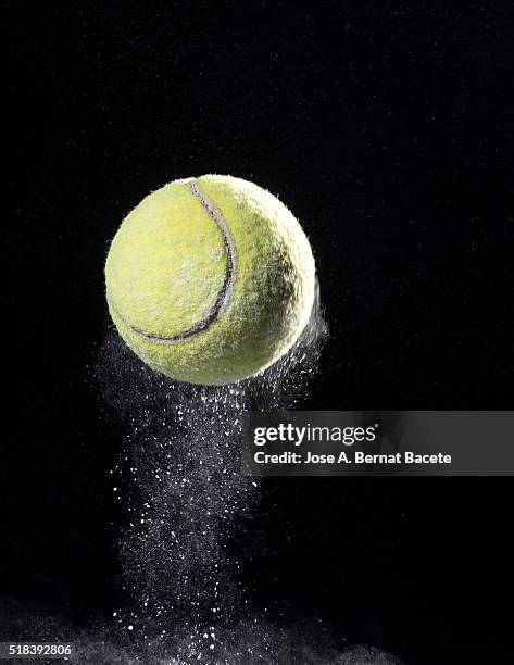 ball of tennis bouncing on a surface of powder - dribbling sport foto e immagini stock