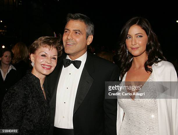 Actor George Clooney with model Lisa Snowdon and mother Nina Warren arrive to the Warner Bros. Premiere of the film "Ocean's Twelve" at Grauman's...