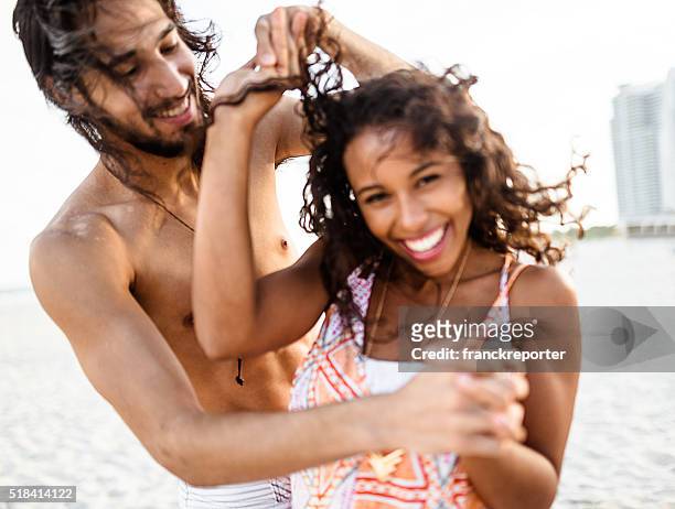 pareja de baile en miami playa - bailando salsa fotografías e imágenes de stock