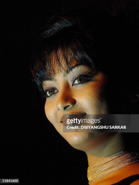 An Indian model presents a necklace as part of a jewellery fashion show, in Madras 09 December 2004. The jewellery show was organised to launch in...