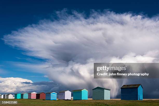 beach huts and storm katie. - dungeness stockfoto's en -beelden