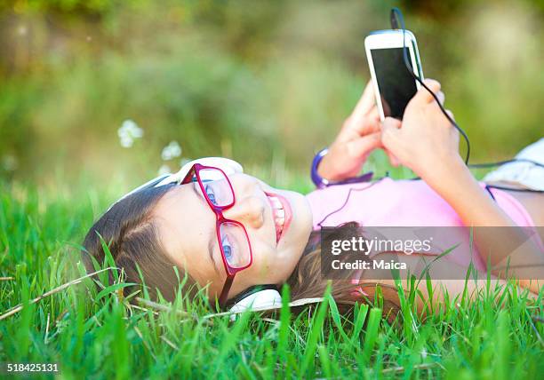 chica escuchando música - android 11 phones fotografías e imágenes de stock