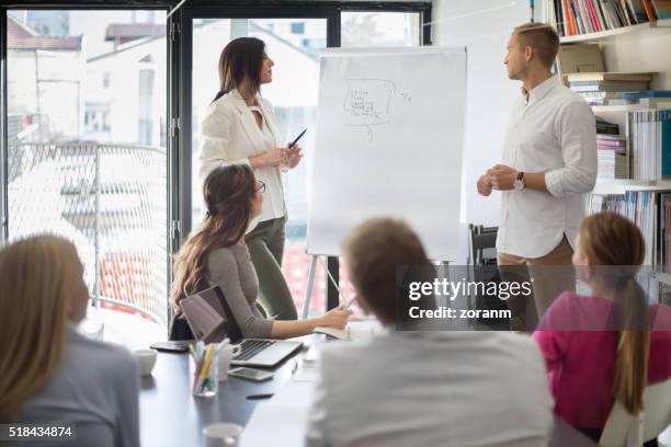 geschäftsfrau in vor dem flipchart - flipchart stock-fotos und bilder