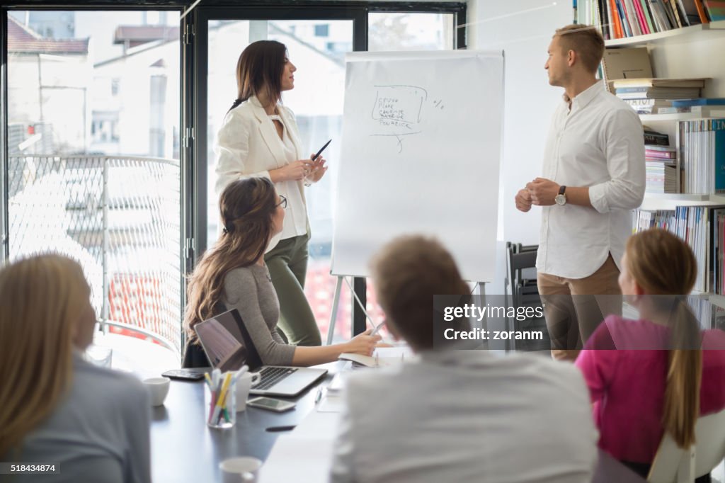 Femme d'affaires en à l'avant de tableau à feuilles