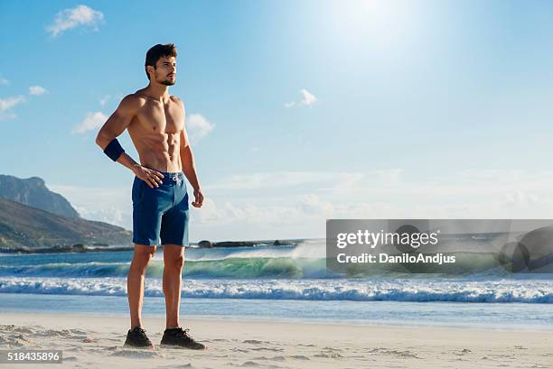 ajuste homem um fazer uma pausa do trabalho para fora - abs fotos imagens e fotografias de stock