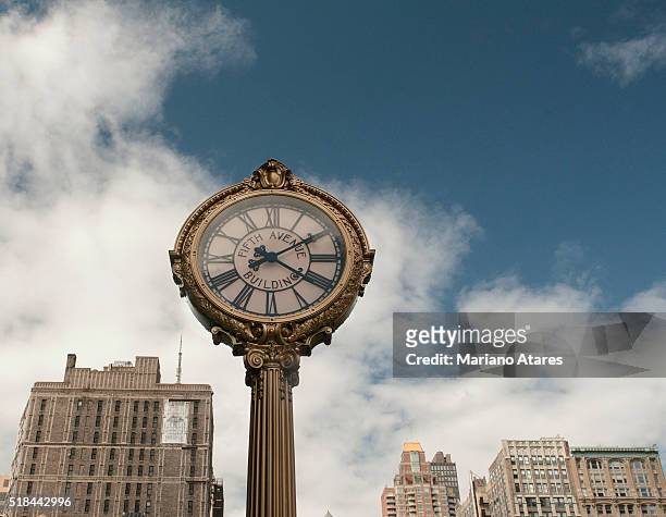 clock in 5 th avenue - reloj stock pictures, royalty-free photos & images