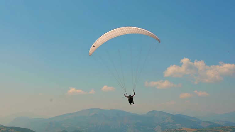 https://media.gettyimages.com/id/518443008/video/paraglider-taking-off-valle-de-ubaye.jpg?b=1&s=640x640&k=20&c=zPPSljgSk1nKJKYld4NNOIlQs9aMuFfcEEBek75RmN0=