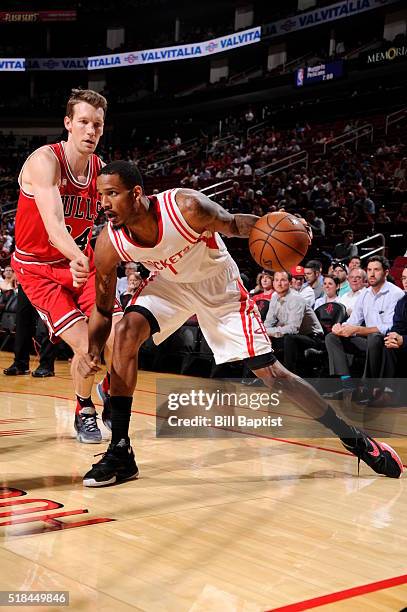 Trevor Ariza of the Houston Rockets drives to the basket against Mike Dunleavy of the Chicago Bulls on March 31, 2016 at the Toyota Center in...