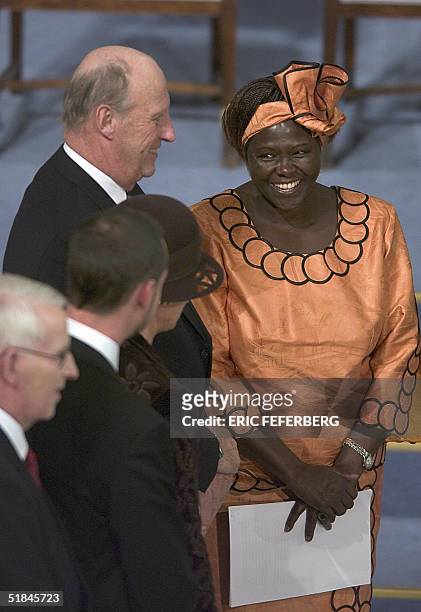 Norwegian King Harald congratulates Kenyan tree planter and 2004 Nobel peace prize laureate Wangari Maathai 10 December 2004 in Oslo after she...