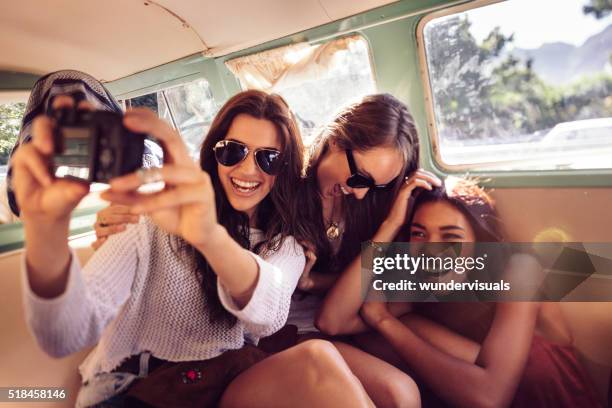 hipster giovane donna prendendo selfie all'interno di un furgone vintage - macchina fotografica digitale foto e immagini stock