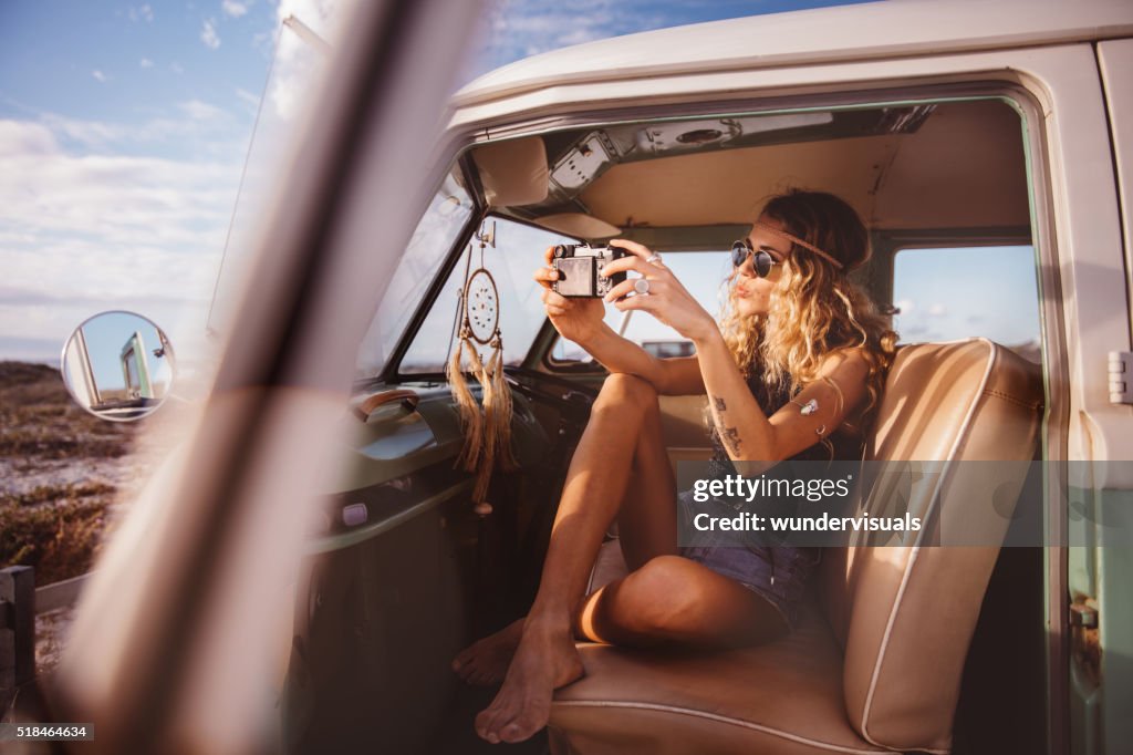 Boho garota em viagem de carro vintage Van tirando selfie