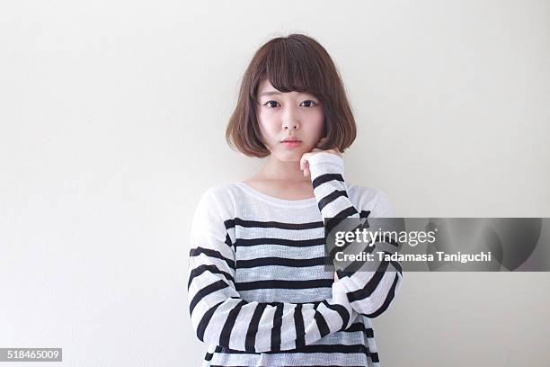 woman thinking about her future - kin in de hand stockfoto's en -beelden