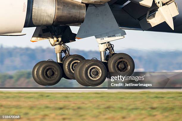 boeing 767 der landing-ausrüstung - landing gear stock-fotos und bilder
