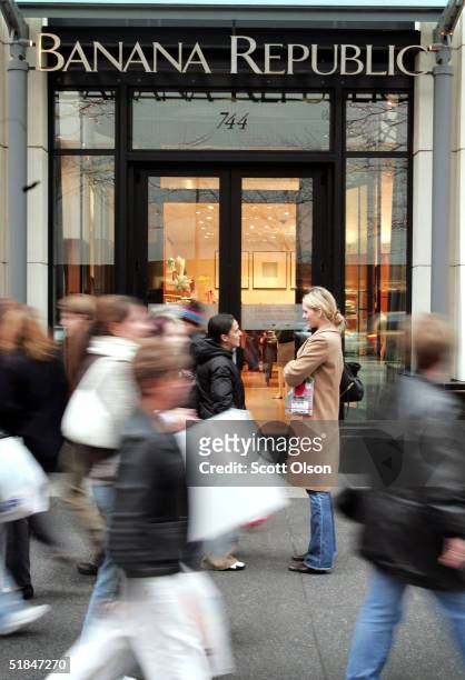 Shoppers walk past the Banana Republic store in the Michigan Avenue shopping district December 10, 2004 in Chicago, Illinois. U.S. Consmer confidence...