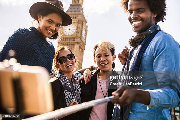 multi-kulturelle gruppe von freunden, die ein selfie mit bigben - big ben black and white stock-fotos und bilder