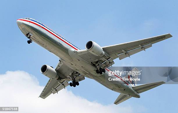 An American Airlines jet is seen in the air preparing to land September 3, 2004 at Chicago's O'Hare International Airport in Rosemont, Illinois....