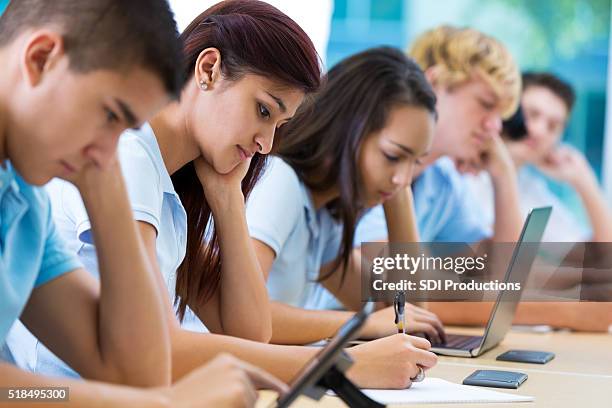 escuela privada los estudiantes trabajando en clase - girl sitting on boys face fotografías e imágenes de stock