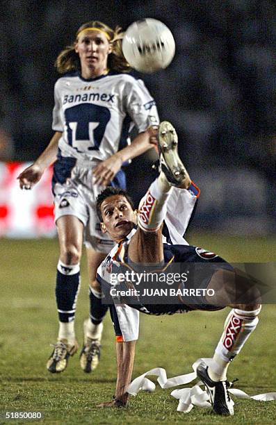 Paulo Serafin de Monterrey patea el balon ante la mirada del brasileno Leandro Oldoni de Pumas de la UNAM, durante el partido de vuelta de la final...