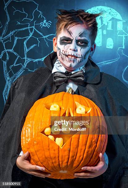 jovem rapaz frankenstein - frankenstein imagens e fotografias de stock