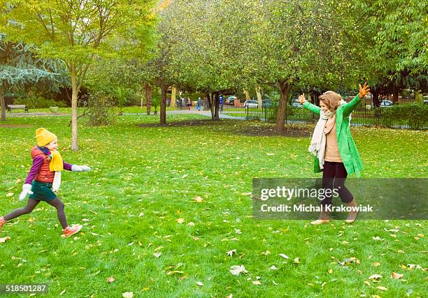 garota correndo para a avó no parque. - british granny - fotografias e filmes do acervo