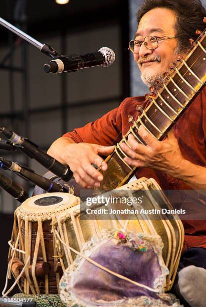 musician performing indian music - sittar stock pictures, royalty-free photos & images