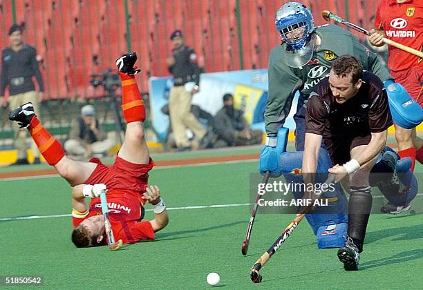 New Zealand's field hockey player Darren Smith is chased by German goalkeeper Ulrich Bubolz during their men's Champions Trophy field hockey...