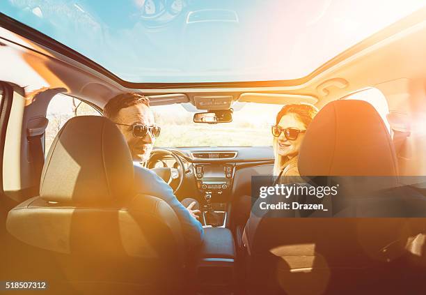 retrato de atraente jovem casal de condução carro de luxo na natureza - drive atividade desportiva imagens e fotografias de stock